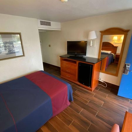 Walker Travelodge By Wyndham Grand Rapids North מראה חיצוני תמונה