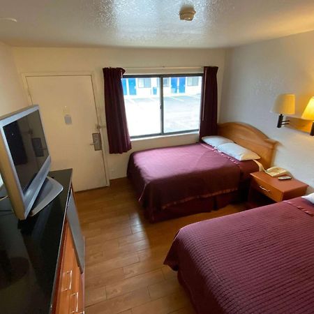 Walker Travelodge By Wyndham Grand Rapids North מראה חיצוני תמונה