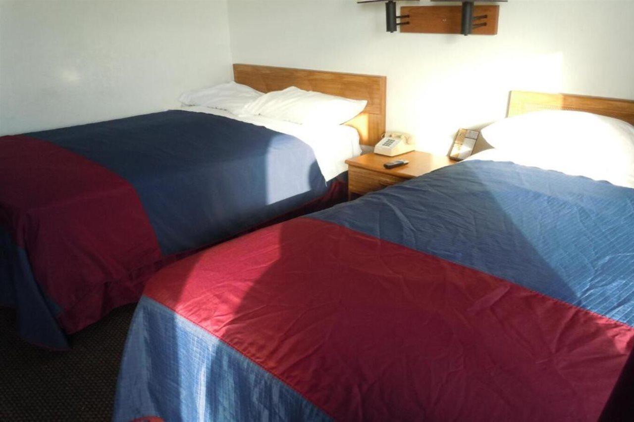 Walker Travelodge By Wyndham Grand Rapids North מראה חיצוני תמונה