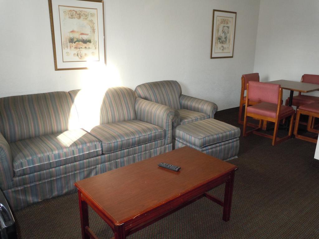 Walker Travelodge By Wyndham Grand Rapids North מראה חיצוני תמונה