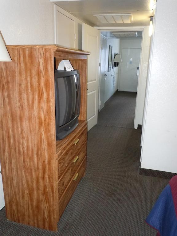 Walker Travelodge By Wyndham Grand Rapids North מראה חיצוני תמונה