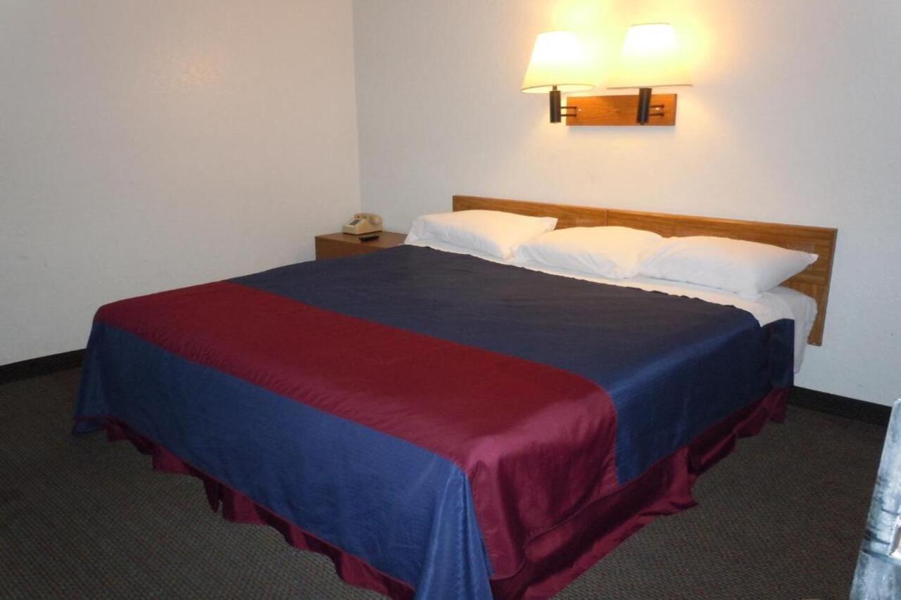 Walker Travelodge By Wyndham Grand Rapids North מראה חיצוני תמונה