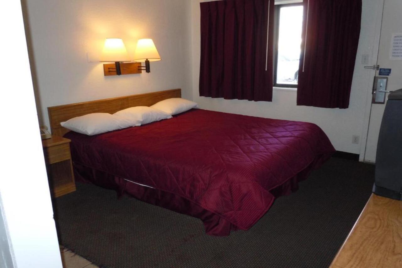 Walker Travelodge By Wyndham Grand Rapids North מראה חיצוני תמונה