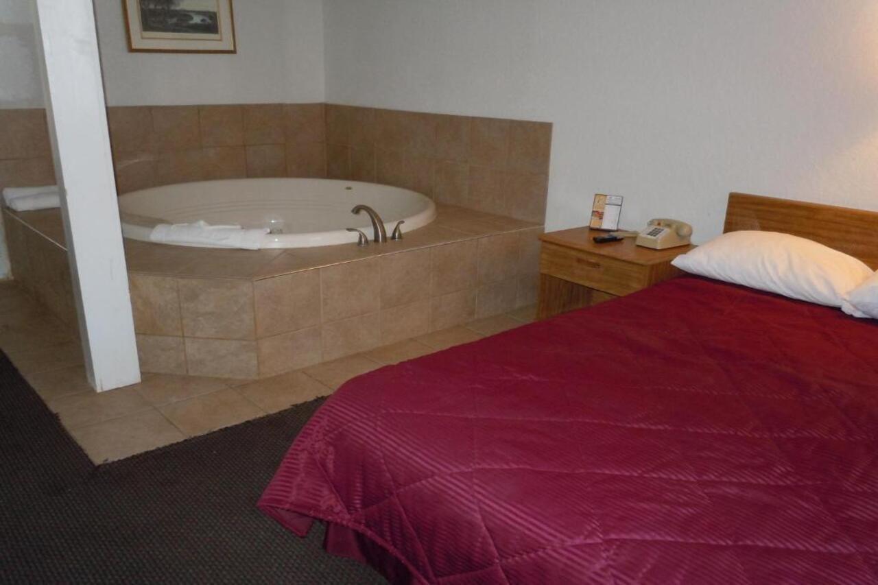 Walker Travelodge By Wyndham Grand Rapids North מראה חיצוני תמונה