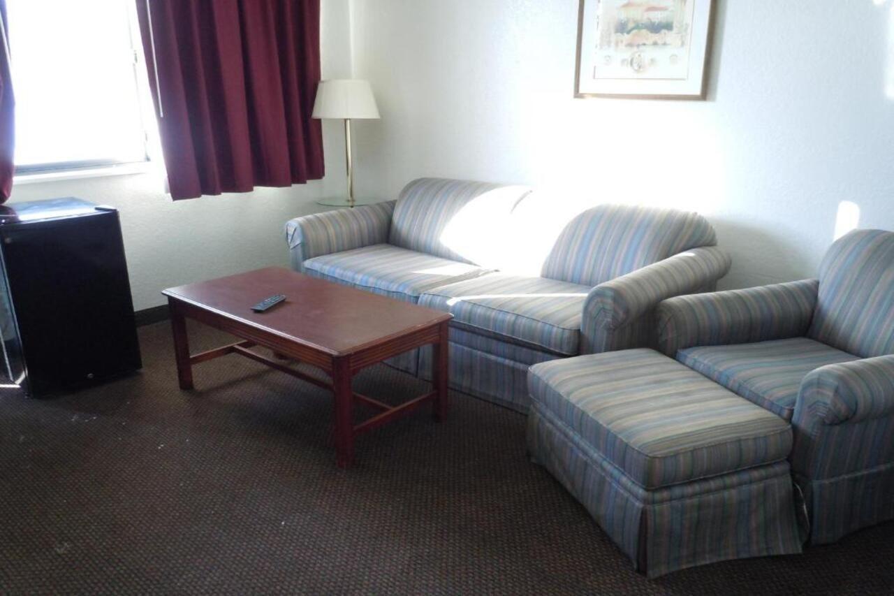 Walker Travelodge By Wyndham Grand Rapids North מראה חיצוני תמונה
