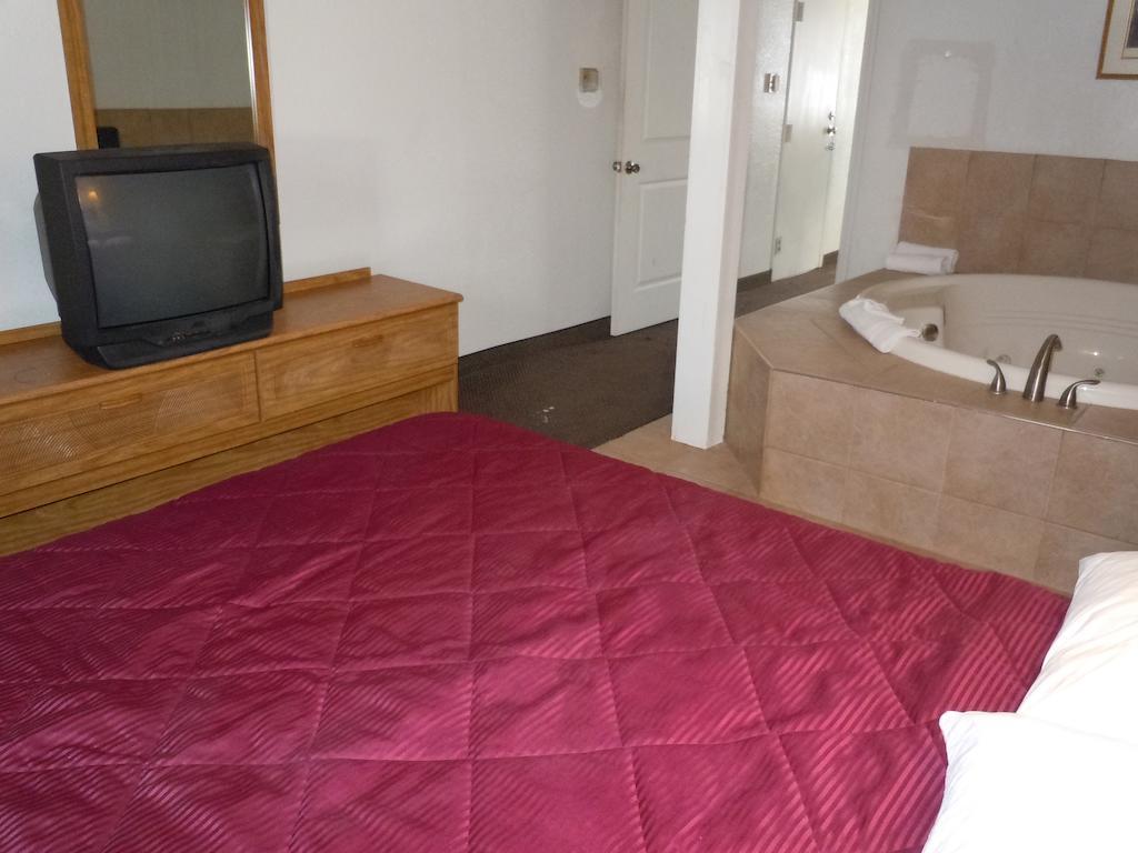 Walker Travelodge By Wyndham Grand Rapids North מראה חיצוני תמונה
