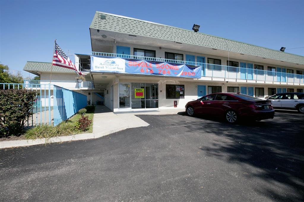Walker Travelodge By Wyndham Grand Rapids North מראה חיצוני תמונה