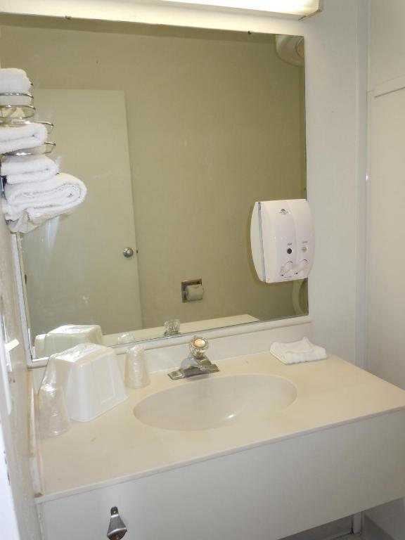 Walker Travelodge By Wyndham Grand Rapids North חדר תמונה