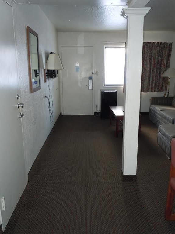 Walker Travelodge By Wyndham Grand Rapids North מראה חיצוני תמונה